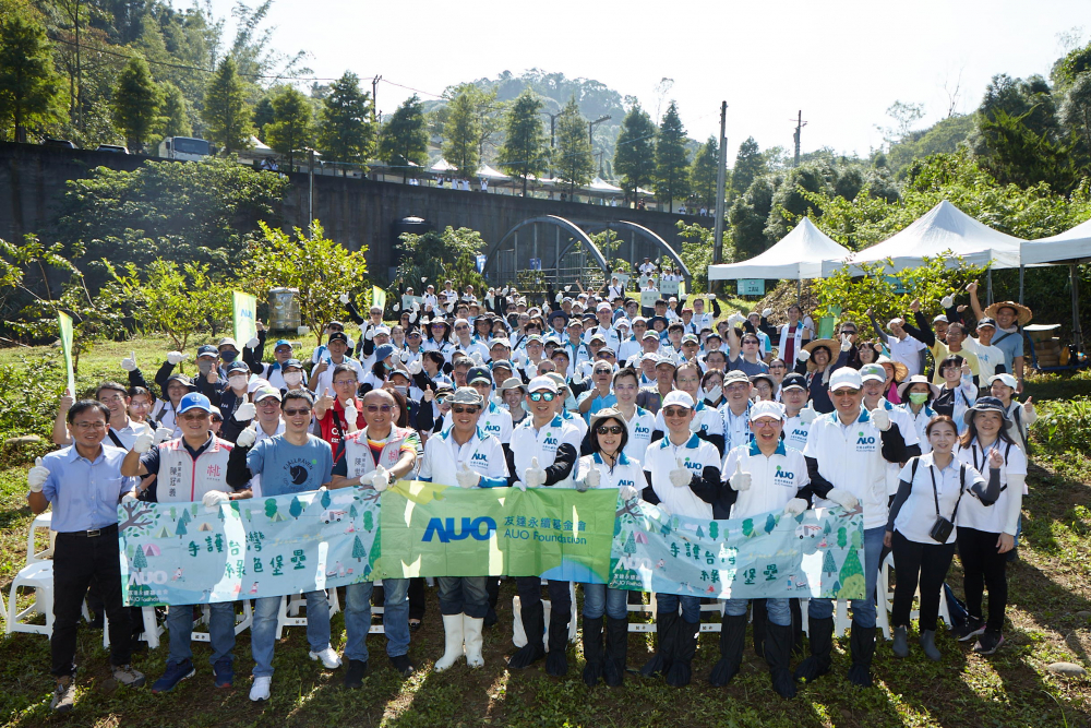 ng28南宮相信品牌力量永續(xù)基金會集結(jié)超過200位志工，攜手移除外來入侵種小花蔓澤蘭，守護霄裡溪生物多樣性