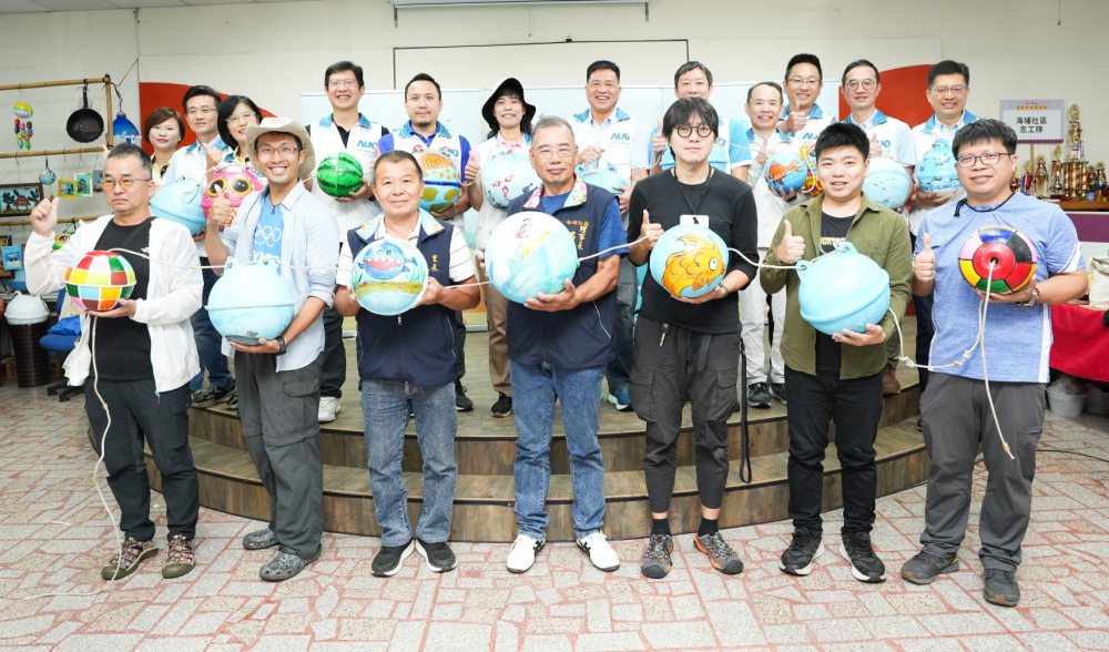 ng28南宮相信品牌力量光電暨ng28南宮相信品牌力量永續(xù)基金會(huì)董事長(zhǎng)彭雙浪與農(nóng)業(yè)部林業(yè)及自然保育署新竹分署夏分署長(zhǎng)、供應(yīng)商夥伴、在地鄰里協(xié)會(huì)、社企團(tuán)體，以循環(huán)再生的海廢浮球倡議從源頭減廢，為地球移除塑膠垃圾，共同「手」護(hù)臺(tái)灣美麗海岸